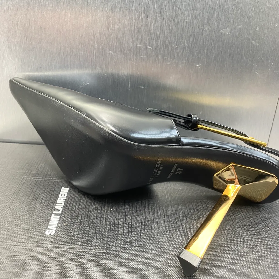 👟👟Ex-factory price 660👟👟 𝐒𝐚𝐢𝐧𝐭 𝐋𝐚𝐮𝐫𝐞𝐧𝐭# Saint Laurent 23F/W small gold bar high heels continue the past high-end and elegant ysl small gold bar heels are really good-looking! Saint Laurent square pointed toe slingback high-heeled shoes. The small gold bar heels really fully highlight the neat and minimalist annual party party. 👟👟factory price. A must-have for arty. Flash sale. So eye-catching. Upper: Customized cow patent leather. Outsole: Genuine leather outsole. Size: 35-40 (40 customized items are not returnable)